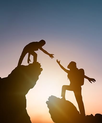 Coach tantra guidant un·e participant·e dans un exercice de conscience corporelle