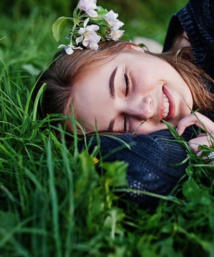 Séance de thérapie tantra en cabinet, praticien·ne et client·e en interaction